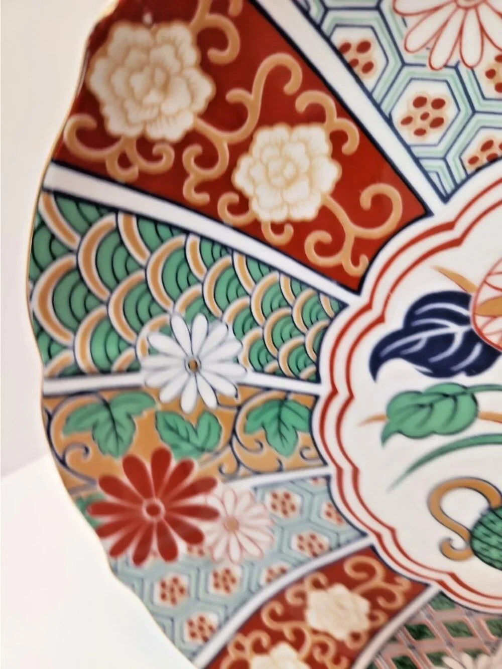 Vintage Arita Imari Japan Fan Pattern Dinner Plate Red Green Blue Scalloped Edge